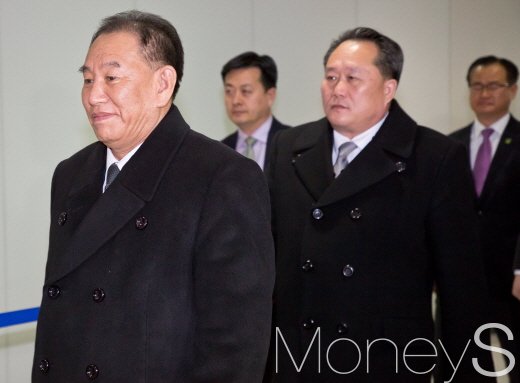 [머니S포토] 출경하는 김영철과 리선권