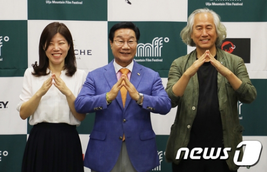 23일 울산시 프레스센터에서 '제2회 울주세계산악영화제' 공식 기자회견이 열렸다. 오른쪽부터 박재동 추진위원장, 신장열 울주군수, 최선희 프로그래머. 다음달 21일부터 25일까지 열리는 국내 유일 국제산악영화제인 울주세계산악영화제에서는 모두 21개국 영화 97편이 상영된다. /사진=뉴스1
