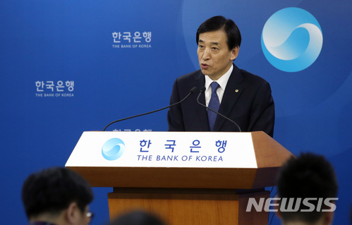 이주열 한국은행 총재가 27일 오전 서울 중구 한국은행에서 임기 중 마지막 금융통화위원회 정례회의를 마친 후 통화정책 방향을 설명하고 있다. /사진=뉴시스