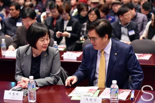 [머니S포토] 미세먼지센터 창립식, '논의하는 우원식-이정미'