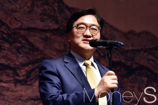 [머니S포토] 우원식 원내대표, '미세먼지 없는 그날을 위해'