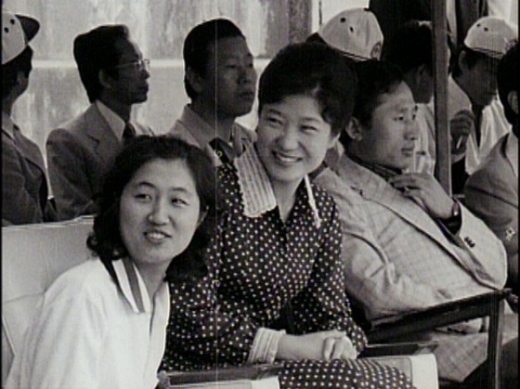 40년 전 사진에 함께 찍힌 최순실, 박근혜. 이명박 전 대통령도 보인다. /사진=KBS 추적60분 