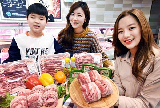 홈플러스 모델들이 서울 등촌동 홈플러스강서점에서 삼겹살과 각종 쌈채소, 쌈장 등을 선보이고 있다. /사진=홈플러스 @머니S MNB, 식품 외식 유통 · 프랜차이즈 가맹 & 유망 창업 아이템의 모든 것