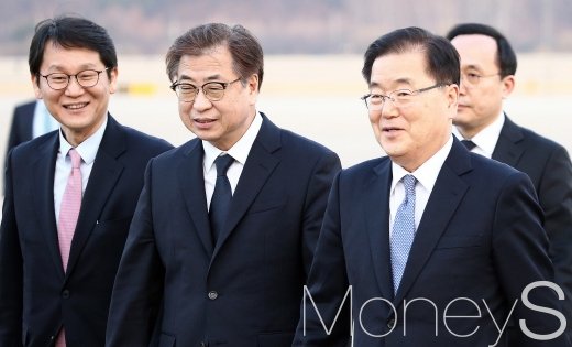 [머니S포토] 1박2일 대북일정 종료, 안도의 미소 머금은 정의용-서훈