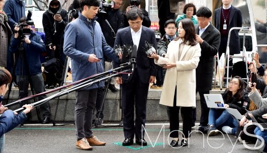 [머니S포토] 또다시 고개 숙인 안희정, 두번째 검찰 소환