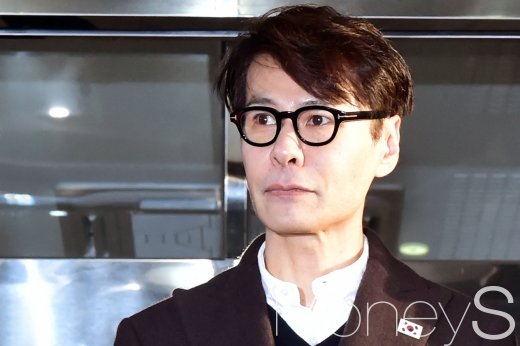 예술단 평양 공연을 위한 남북실무접촉을 앞두고 20일 서울 삼청동 소재 통일부 남북회담본부에서 예술단 음악감독으로 내정된 윤상 수석대표 등 남측 대표단이 판문점 통일각으로 출발하는 차량 탑승을 하기 위해 이동하고 있다. /사진=임한별 기자 
