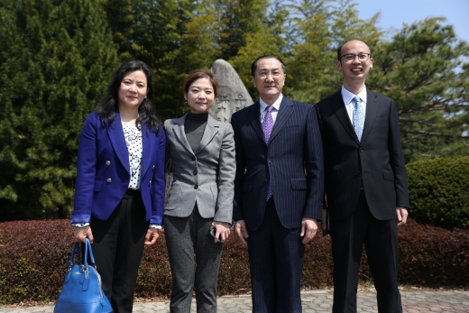 임지선 보해양조 대표이사( 왼쪽 두번째)와 쑨시엔위 (오른쪽 두번째)주광주 중국 총영사가 보해양조 장성공장에서 기념촬영을 하고 있다.