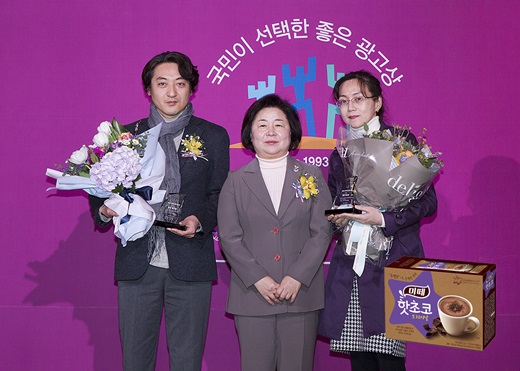 22일 서울 여의도 전국경제인연합회 콘퍼런스센터 그랜드볼룸에서 열린 ‘제26회 국민이 선택한 좋은 광고상’ 시상식에서 (왼쪽부터) 김희철 메이트커뮤니케이션즈 수석국장, 여정성 심사위원장, 김혜라 동서식품 마케팅 팀장이 기념촬영을 하고 있다. /사진=동서식품 @머니S MNB, 식품 외식 유통 · 프랜차이즈 가맹 & 유망 창업 아이템의 모든 것