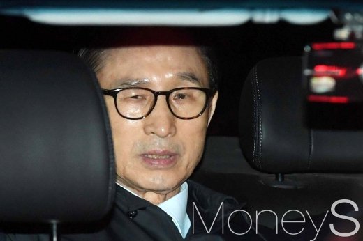 이명박 전 대통령의 구속영장이 발부된 가운데 23일 이 전 대통령이 서울 논현동 자택에서 서울동부구치소로 이동하고 있다./사진=임한별 기자
