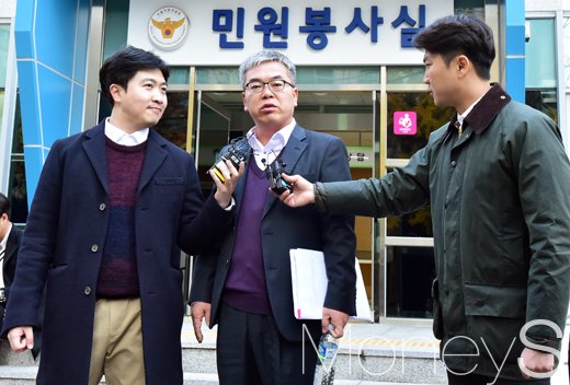 곽도원 소속사 대표와 공방 나선 박훈 변호사. 지난해 11월 박훈 변호사가 취재진 질의에 답하고 있다. /사진=임한별 기자