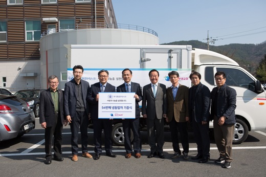 한국필립모리스가 지난 23일 대구광역시 북구에 위치한 대구부광교회에서 냉동탑차를 전달하는 기증식을 가졌다. 사진은 김성일 대구부광교회 담임목사(왼쪽 세번째)와 김병철 한국필립모리스 전무(왼쪽 네번째)가 기념촬영을 하고 있는 모습. /사진=한국필립모리스