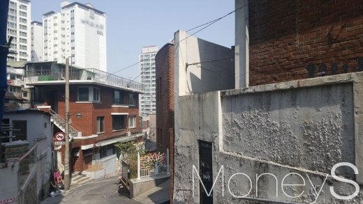 옥수동의 노후주택가와 아파트단지. /사진=김창성 기자