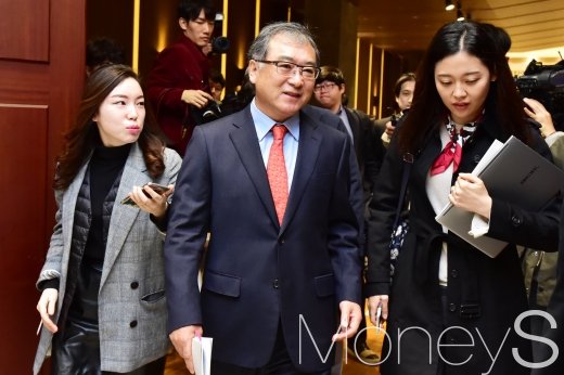 [머니S포토] 금호타이어 주총 폐회, 질문 받는 한용성 사장