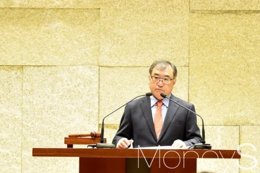 금호타이어 채권단 자율협약 마지막날인 30일 서울 중구 브라운스톤 서울에서 금호타이어 제15기 주주총회가 열린 가운데 의장인 한용성 사장이 주주 의사진행 발언을 듣고 있다. /사진=임한별 기자