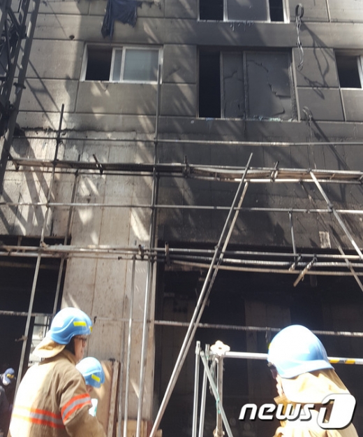 30일 오전 인천 부평동의 한 주상복합건물 신축 공사장서 화재가 발생, 7명의 사상자를 냈다. /사진=뉴스1(인천소방본부 제공)
