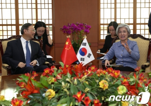 강경화 외교부 장관이 30일 서울 종로구 도렴동 외교부 청사에서 양제츠 중국 외교담당 정치국 위원을 접견하고 있다. /사진=뉴스1
