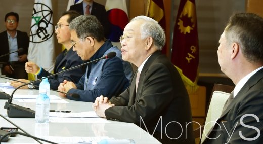 [머니S포토] 노사정대표자회의 참석한 손경식 경총 회장