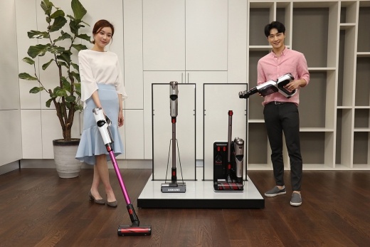 삼성전자 모델이 기능성과 편의성을 대폭 강화한 프리미엄 무선청소기 ‘파워건’ 2018년형 신제품을 소개하고 있다. / 사진=삼성전자