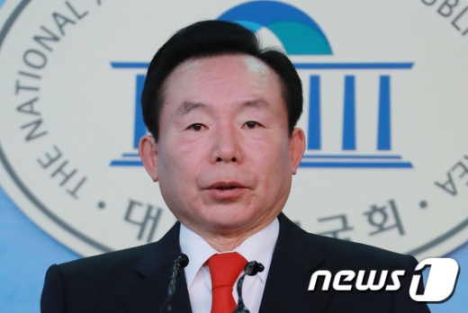 이인제 자유한국당 상임고문이 3일 서울 여의도 국회 정론관에서 6·13 지방선거 충남 도지사 선거 출마를 공식 선언하고 있다. /사진=뉴스1 
