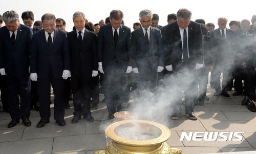 지난해 4월18일 오전 제주특별자치도 제주시 명림로에 위치한 제주 4.3평화공원 위령탑에 유가족과 함께 헌화 참배하고 있는 문재인 대통령. /사진=뉴시스