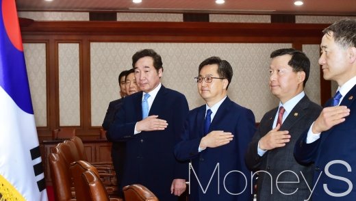 [머니S포토] 국민의례 갖는 국무위원들
