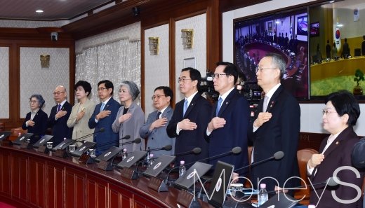 [머니S포토] 국민의례 갖는 국무위원들