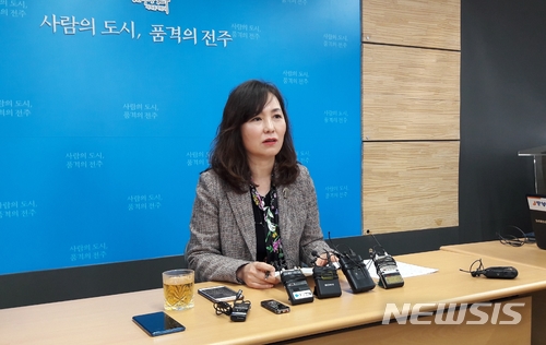일명 ‘봉침사건’으로 전주시로부터 피소를 당한 공지영 작가가 3일 전주시청 브리핑룸에서 자신의 입장을 밝히는 기자회견을 했다. /사진=뉴시스