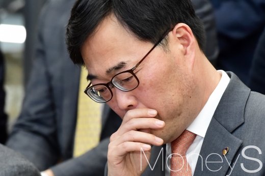 [머니S포토] 김기식 금감원장, 취임 하루만에 서울 핀테크 행사 참석