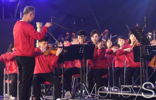 [머니S포토] 북한 삼지연관현악단 ' 합동공연 리허설 중이에요'