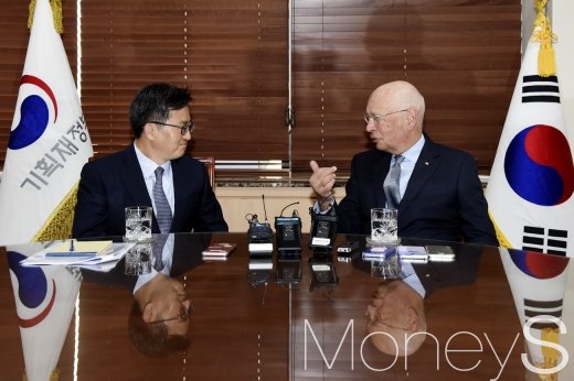 [머니S포토] 김동연 부총리, 클라우스 슈밥 회장 면담