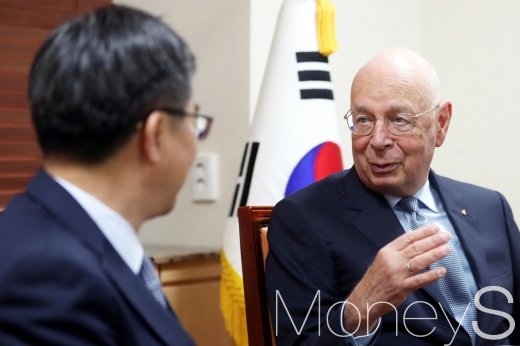 [머니S포토] 클라우스 슈밥, 김동연 부총리와 면담
