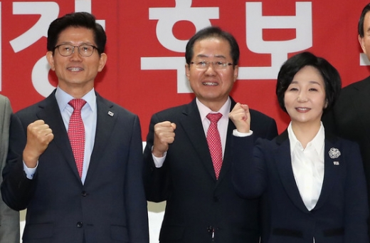 홍준표 자유한국당 대표가 10일 오전 서울 여의도 당사에서 열린 서울시장ㆍ세종시장 후보 추대 결의식에서 김문수 서울시장 후보 송아영 세종시장 후보와 파이팅을 외치고 있다. /사진=뉴스1