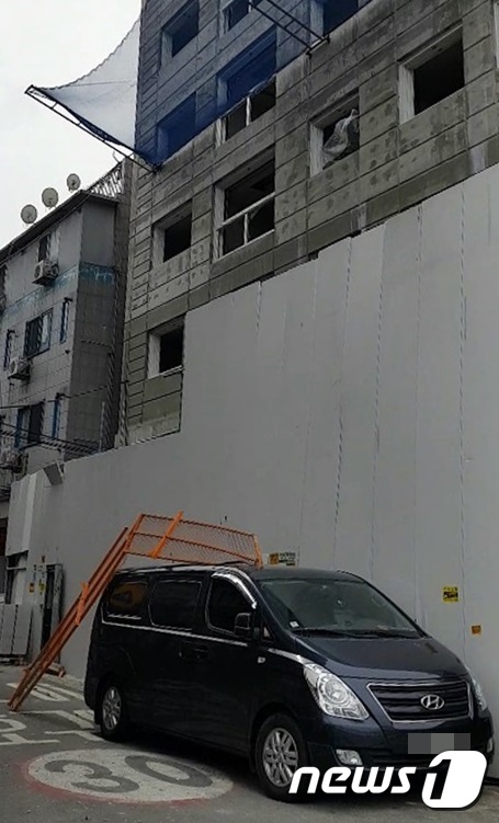 10일 오후 1시1분께 인천 중구 경동 배다리사거리 한 오피스텔 신축 공사장 15층에서 안전 펜스가 떨어져 차량 위부분이 파손됐다. /사진=뉴스1(인천소방본부 제공)
