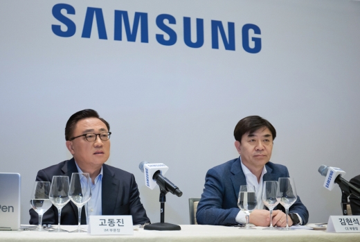 지난 1월 미국 라스베이거스에서 열린 ‘CES 2018’에서 삼성전자 고동진 IM부문장 사장(왼쪽)과 김현석 CE부문장 사장이 AI 전략을 밝히고 있다. / 사진=삼성전자