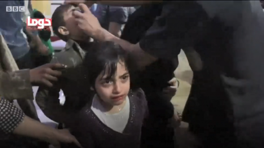 시리아 화학무기 공격으로 소독받는 어린이. /사진=BBC 캡처