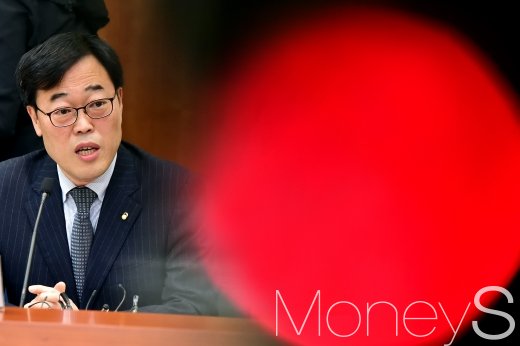 김기식 금융감독원장이 선관위 판단에 대해 "받아들이기 어렵다"고 고백했다. /사진=임한별 기자