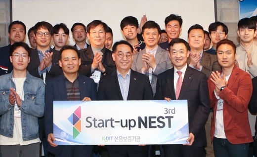 황록 신용보증기금 이사장(첫째 줄 가운데)이 지난 16일 서울 강남구 소재 마루180에서 개최된 ‘스타트업 네스트 제3기 발대식’에 참석해 기업 대표들과 기념촬영을 하고 있다. (첫째 줄 왼쪽 두번째부터) 김광현 창업진흥원장, 황록 신용보증기금 이사장, 정채봉 우리은행 부행장. 사진=신용보증기금