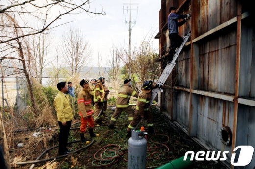 안동 화재. 오늘(17일) 오전 경북 안동시 풍산읍 안동음식물자원화시설 내 탈취설비에서 불이 나 소방관들이 진화작업을 벌였다. /사진=뉴스1
