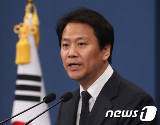 남북정상회담 준비위원장인 임종석 대통령 비서실장이 17일 서울 청와대 춘추관에서 열흘 앞으로 다가온 4·27남북정상회담 관련 브리핑을 하고 있다. /사진=뉴스1