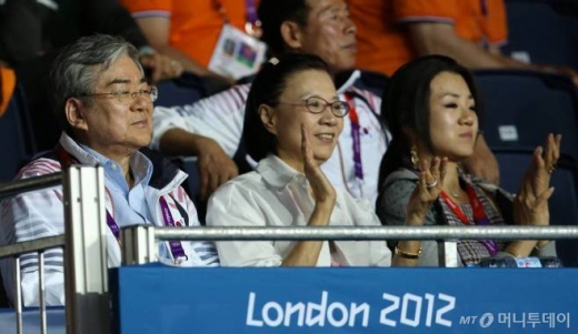 지난 2012년 7월 영국 런던올림픽 당시 여자 탁구 단식 예선 경기장을 찾은 조양호 한진그룹 회장(대한탁구협회장)과 가족들. 왼쪽부터 조양호 한진그룹 회장, 이명희 일우재단 이사장, 조현민 대한항공 여객마케팅 전무. /사진=머니투데이