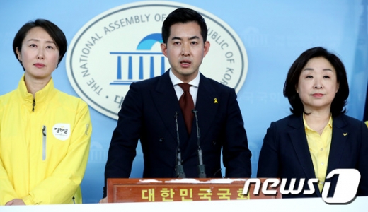 박창진 대한항공 사무장(가운데)이 17일 오후 서울 여의도 국회 정론관에서 열린 대한항공 3세 갑질 비행(非行) 처벌 촉구 공동기자회견에서 발언을 하고 있다. /사진= 뉴스1