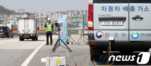 서울 동호대교 남단 배출가스 단속현장에 설치된 스크린에 실시간으로 이동차량의 배출가스 상태가 표시되고 있다. 2018.4.16/사진=뉴스1 