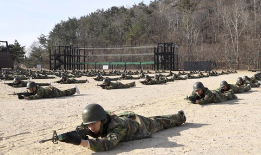 종전, 종전 뜻이 화제인 가운데 군 복무에 대한 관심이 쏠린다. 사진은 645기 해군 훈련병들이 지난달 경남 창원시 해군 교육사령부 야전교육대에서 포복술 숙달 훈련을 하고 있는 모습. /사진=뉴스1