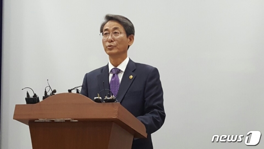충북도의회 엄재창 부의장이 18일 도청 브리핑룸에서 기자회견을 열고 자유한국당 탈당과 무소속 단양군수 출마 의사를 밝히고 있다. /사진=뉴스1