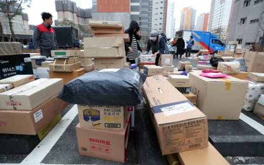 10일 오후 경기도 남양주 다산신도시의 한 아파트단지 주차장에서 입주민들이 택배를 찾아가고 있다. /사진=뉴스1