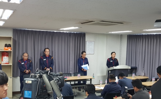 SK머티리얼즈는 18일 오전 회사 내 안전교육장에서 두 번째 언론 브리핑을 갖고 지난 13일 발생한 WF6(육불화텅스텐) 누출 사고에 대한 자체 정밀조사 중간 결과를 발표했다. / 사진=SK머티리얼즈