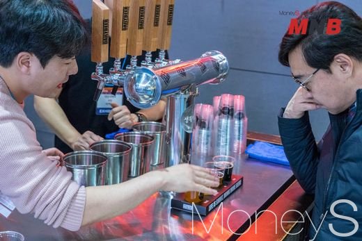 ▲ 프랜차이즈 창업박람회 '생활맥주' 창업상담부스에서 수제맥주를 소개하고 있다. (사진=강동완 기자) @머니S MNB, 식품 외식 유통 · 프랜차이즈 가맹 & 유망 창업 아이템의 모든 것