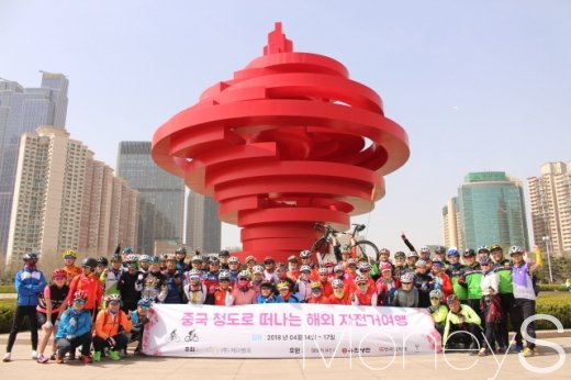 5.4광장의 상징물인 '5월의 바람' 기념 횃불에서 기념 포즈를 취한 케이벨로 자전거여행객들과 칭다오 현지 동호인들. /사진=박정웅 기자