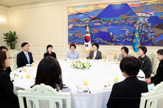 문재인 대통령 부인 김정숙 여사가 23일 청와대 본관 인왕실에서 순직 조종사 유가족과 오찬을 했다. /사진=청와대 제공