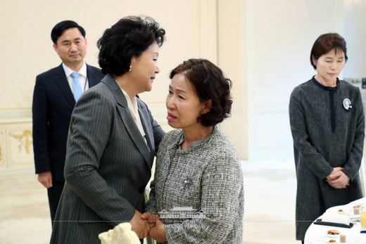 문재인 대통령 부인 김정숙 여사(왼쪽)가 지난 4월 5일 F-15K 전투기를 타고 경북 칠곡에서 작전임무 중 순직한 박기훈 대위의 어머니 신현숙씨를 위로하고 있다. /사진=청와대 제공